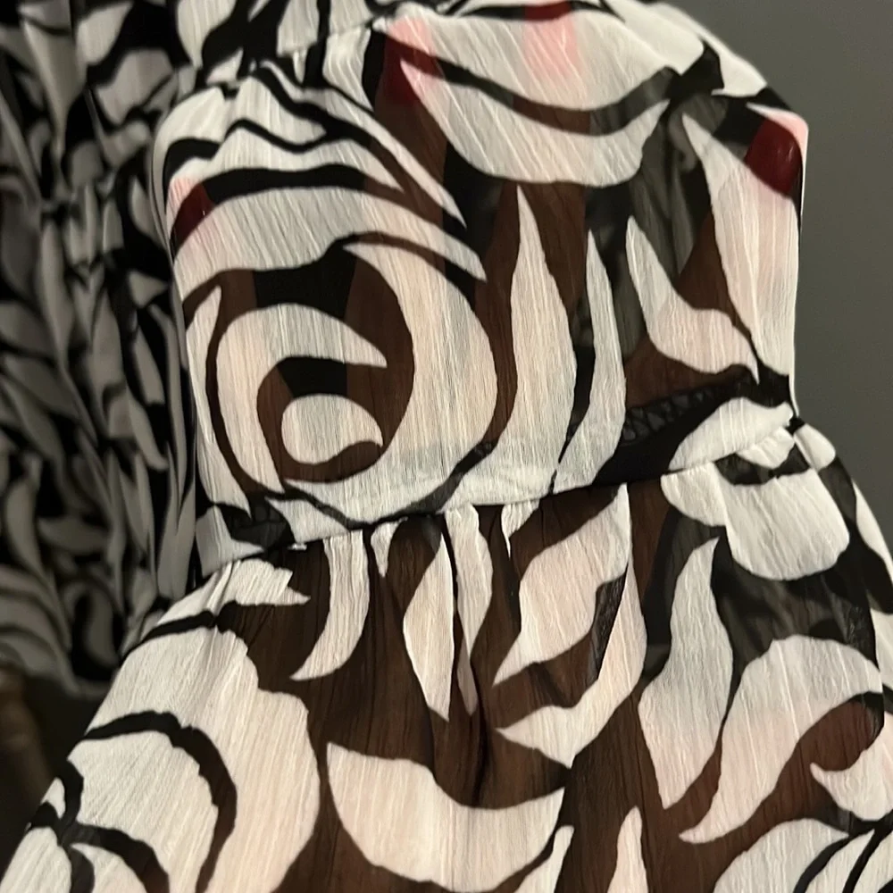 Black and white rose patterned sheath dress. - Picture 6 of 6